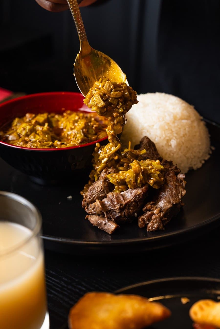 Gomboudou : ragoût de gombos frais et bœuf, servi avec du riz blanc